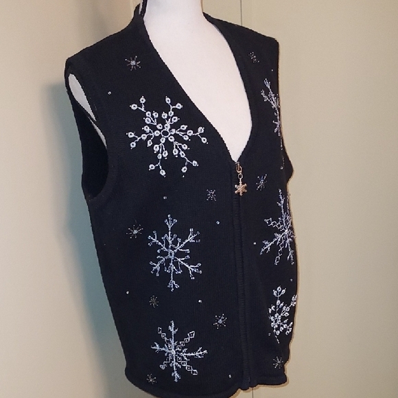 Women's V-Neck Sweater Vest with Snowflake Design - Picture 3 of 5